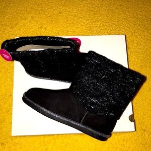 So, memory form youth girl boots.  Size 5, color black.